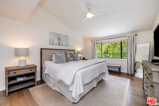 24417 Clipstone Street, Woodland Hills CA: https://media.crmls.org/mediaz/b3d89601-513d-4d18-96cc-10015b955c94.jpg