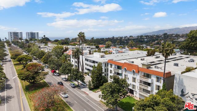 605 San Vicente Boulevard, Santa Monica CA: https://media.crmls.org/mediaz/b3d94bf9-b05d-4324-9add-06774104593d.jpg