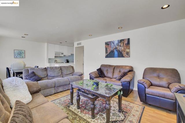 14 Janet Way, Tiburon CA: https://media.crmls.org/mediaz/b3d9b88f-f072-4f68-a846-7f83535bd4be.jpg