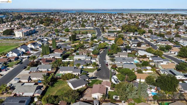 4855 Edgewood Ct, Oakley CA: https://media.crmls.org/mediaz/b3db15ad-d9e8-415a-a46f-d593f7aff80b.jpg