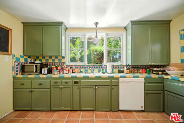 602 N Crescent Drive, Beverly Hills CA: https://media.crmls.org/mediaz/b3db61b9-f975-4938-bfa4-0e276a43d649.jpg