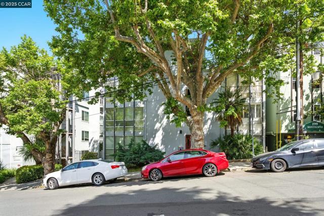 193 Montecito, Oakland CA: https://media.crmls.org/mediaz/b3dbbe22-a05b-40c4-989c-ead00bcaba03.jpg