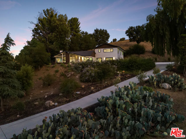 9425 Gierson Avenue, Chatsworth CA: https://media.crmls.org/mediaz/b3dbe5ca-283c-4919-a8d6-97c020abc320.jpg