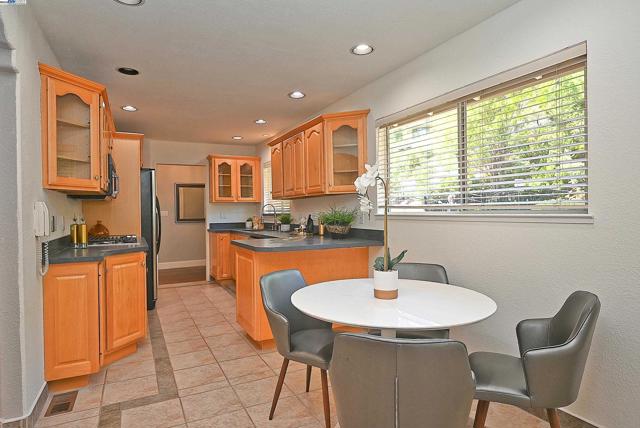 38 Saint Stephens Dr., Orinda CA: https://media.crmls.org/mediaz/b3dc3000-b170-40bf-a110-e13b89c5c84a.jpg