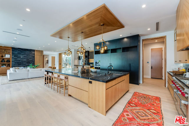 15907 Valley Vista Boulevard, Encino CA: https://media.crmls.org/mediaz/b3dcd6d8-ad54-475c-8539-54f252a8e338.jpg