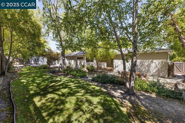 41 Iris Ln, Walnut Creek CA: https://media.crmls.org/mediaz/b3de1a19-bbb3-4848-9a45-f81497bc0382.jpg