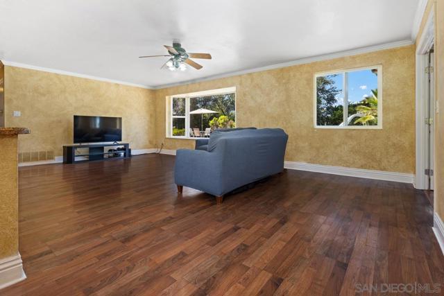 1140 Cloverleaf Dr, El Cajon CA: https://media.crmls.org/mediaz/b3de40ad-95a6-4b01-b37e-3df2f231d4c6.jpg