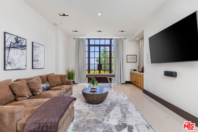 2175 Summitridge Drive, Beverly Hills CA: https://media.crmls.org/mediaz/b3de9d1d-5c58-43f4-bd6c-753558121f58.jpg