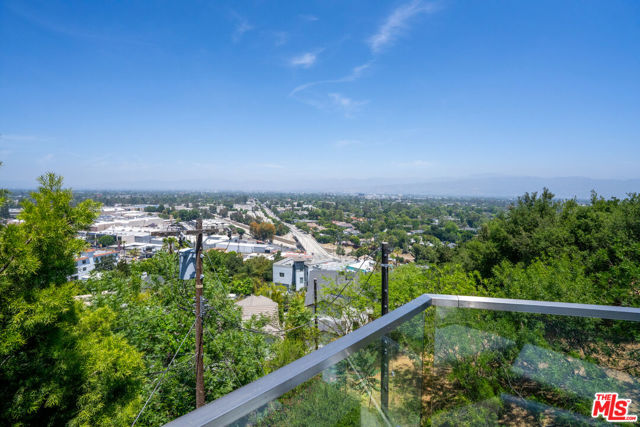 3865 Buena Park Drive, Studio City CA: https://media.crmls.org/mediaz/b3debb0a-76fa-4898-8243-871058bda561.jpg