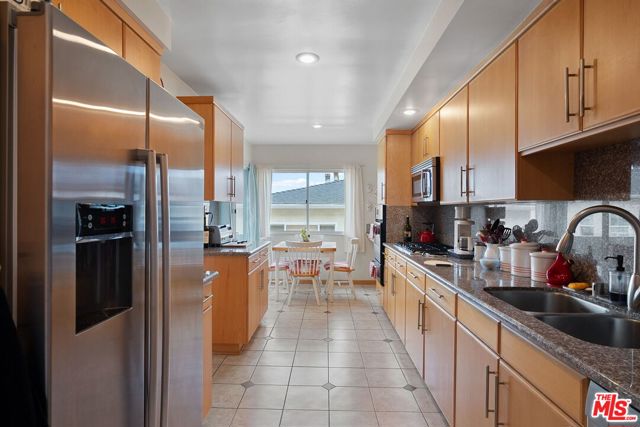 1114 23rd Street, Santa Monica CA: https://media.crmls.org/mediaz/b3dedb29-e2c3-4845-9cf4-6234cbceb5f3.jpg