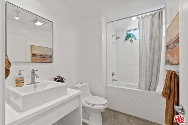 5806 Waring Avenue, Los Angeles CA: https://media.crmls.org/mediaz/b3e05900-dd1e-44fb-82d2-0c39f3664cb5.jpg