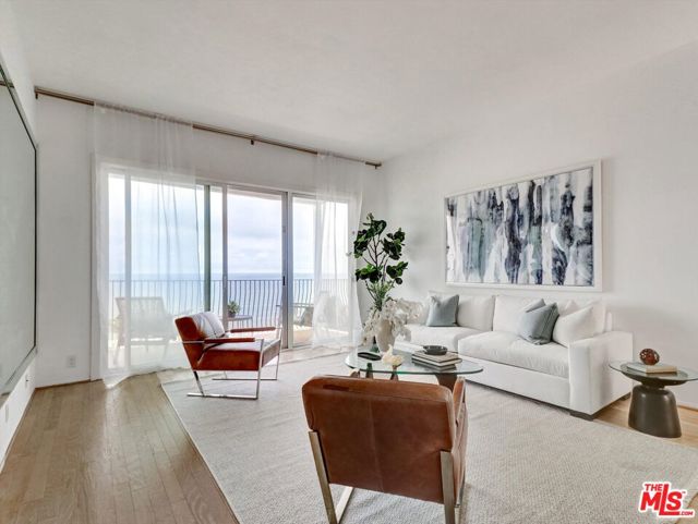 18111 Coastline Drive, Malibu CA: https://media.crmls.org/mediaz/b3e0aa81-7279-447b-a5fe-00eea7e17129.jpg