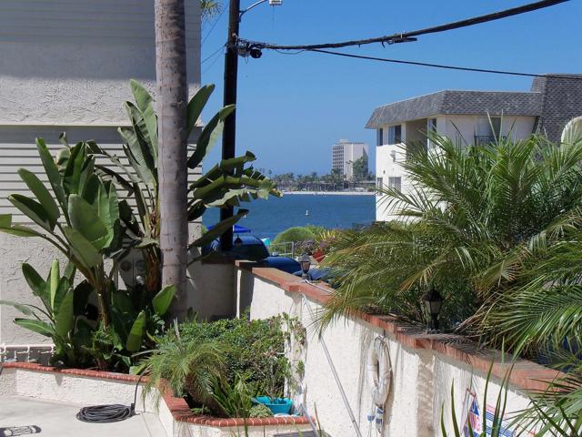 3920 Riviera Drive, Pacific Beach (San Diego) CA: https://media.crmls.org/mediaz/b3e1458d-2002-4d38-8ece-555fd6aeeeae.jpg