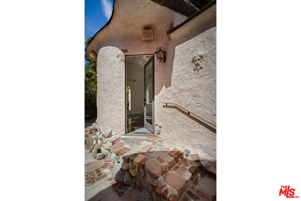 https://media.crmls.org/mediaz/b3e21385-cc7c-488f-812d-967a64c65392.jpg?preset=X-Large