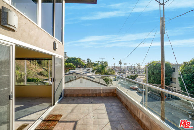 364 Pershing Drive, Playa del Rey CA: https://media.crmls.org/mediaz/b3e2272c-a6b8-4bd1-98b0-a0a1d4a93770.jpg
