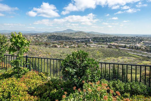 7945 Shadow Hill Dr, La Mesa CA: https://media.crmls.org/mediaz/b3e2405c-42dc-4a07-80aa-4e35a3a01067.jpg