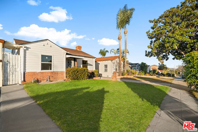 4325 W 58th Place, Los Angeles CA: https://media.crmls.org/mediaz/b3e2a50d-6e7c-4863-b24d-16ac1e463b1d.jpg