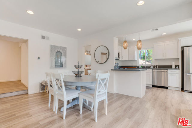 5343 TENDILLA Avenue, Woodland Hills CA: https://media.crmls.org/mediaz/b3e2a837-2365-4bf9-8899-444f25b59d4b.jpg