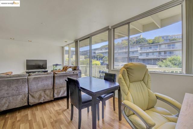 14 Janet Way, Tiburon CA: https://media.crmls.org/mediaz/b3e2bc4b-de10-45d6-ae2b-f54fbde4d755.jpg