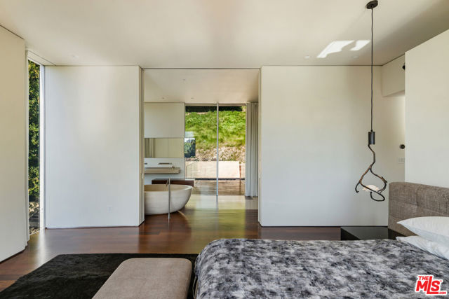 9727 Oak Pass Road, Beverly Hills CA: https://media.crmls.org/mediaz/b3e2cd4f-5460-4030-a8f7-cb1821b694a1.jpg