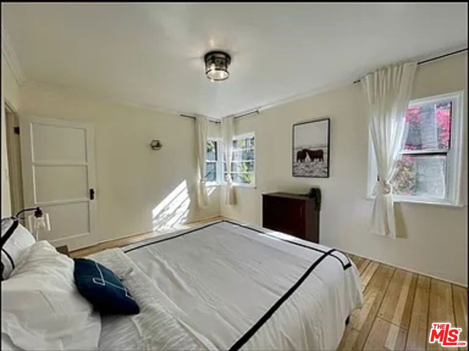 https://media.crmls.org/mediaz/b3e2f528-627a-42fb-8ae0-8cdd1f5e03fa.jpg?preset=X-Large