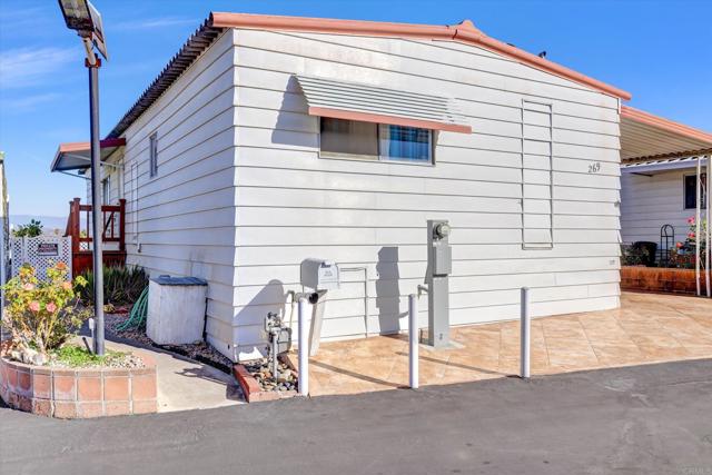 269 Quail Lane, Oceanside CA: https://media.crmls.org/mediaz/b3e2f909-2f98-4914-b5e9-d561a86ebd53.jpg