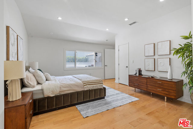 321 S Linden Drive, Beverly Hills CA: https://media.crmls.org/mediaz/b3e3c425-ed1f-43db-a760-dc468db692b6.jpg