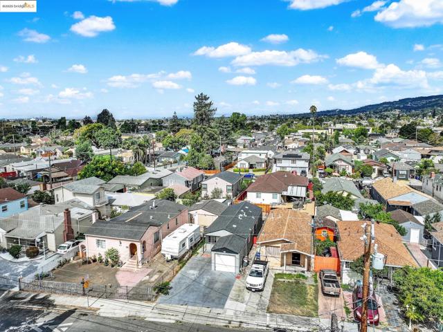 2125 102Nd Ave, Oakland CA: https://media.crmls.org/mediaz/b3e42103-1323-4b7d-aa57-9645b859ad29.jpg