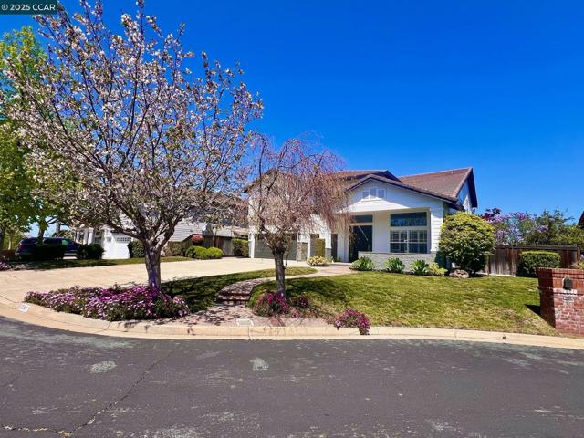 1161 Torrey Pines Place, Clayton CA: https://media.crmls.org/mediaz/b3e5b4f5-9264-4d47-879f-90d3f59f6168.jpg