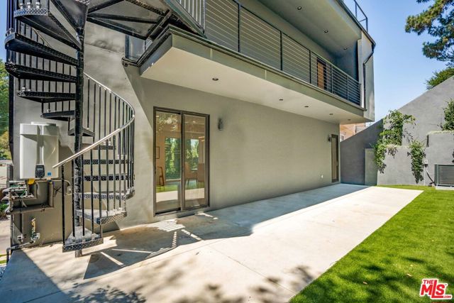 1046 Oban Drive, Los Angeles CA: https://media.crmls.org/mediaz/b3e657f7-423f-430a-983d-f2d06de5179a.jpg