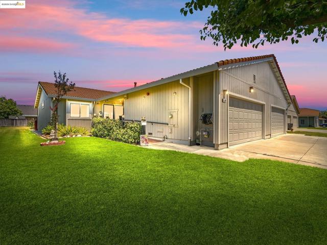 177 Bryce Way, Vacaville CA: https://media.crmls.org/mediaz/b3e7fedf-c769-411a-809f-142ca23b6299.jpg