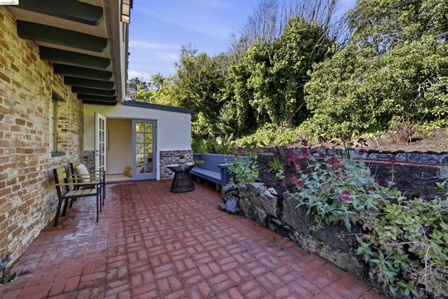 44 Highgate Rd, Kensington CA: https://media.crmls.org/mediaz/b3e8000d-5254-4c16-9321-13185e4be937.jpg