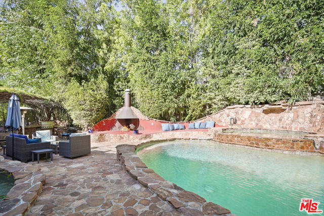 18414 Corazon Circle, Tarzana CA: https://media.crmls.org/mediaz/b3e8096c-e278-4ab9-acdc-25017e077470.jpg