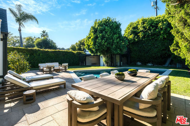 10445 Valley Spring Lane, Toluca Lake CA: https://media.crmls.org/mediaz/b3e93e30-d50b-4627-92cc-6970e3138c2c.jpg