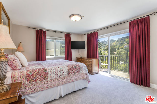 3943 Avenida Del Sol, Studio City CA: https://media.crmls.org/mediaz/b3e997d0-d961-4d28-9dd9-5287587e290f.jpg