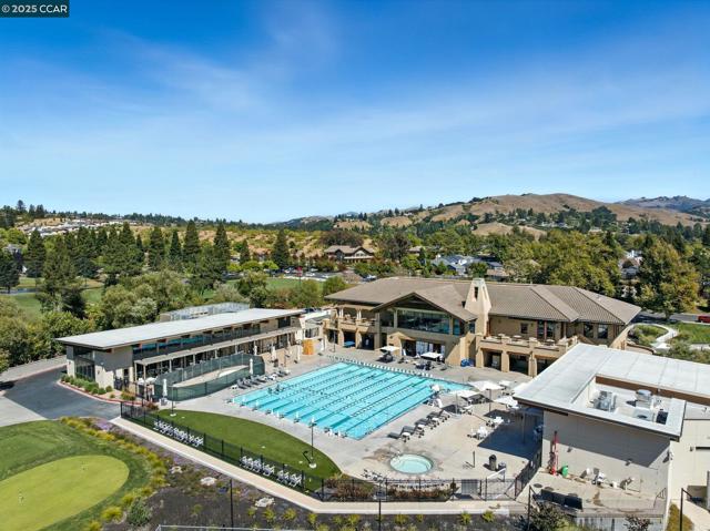 1725 Spyglass Ln, Moraga CA: https://media.crmls.org/mediaz/b3e9b117-19b1-4648-8a85-9fa7fcf4bfac.jpg