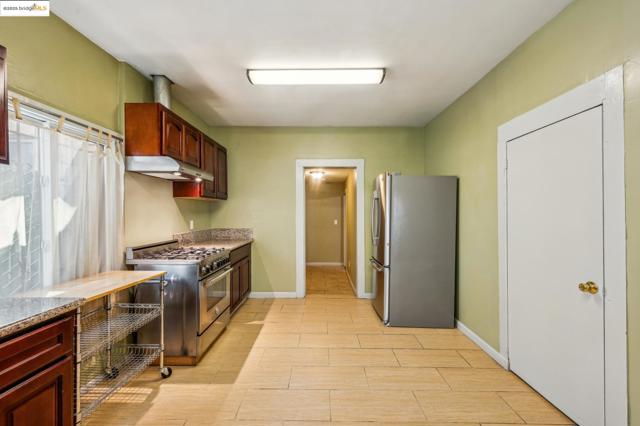 1820 International Blvd, Oakland CA: https://media.crmls.org/mediaz/b3ea19d0-979f-4aa4-b585-cca40c69c589.jpg