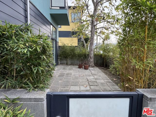 320 Indiana Avenue, Venice CA: https://media.crmls.org/mediaz/b3eae6bf-6ec7-43e8-b37a-7214c8509b7b.jpg