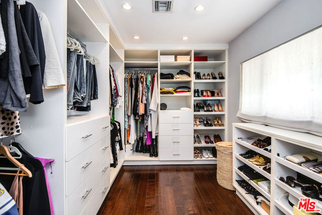 8407 Skyline Drive, Los Angeles CA: https://media.crmls.org/mediaz/b3eaebbd-a44e-4e5d-b9d5-f133c6de4988.jpg