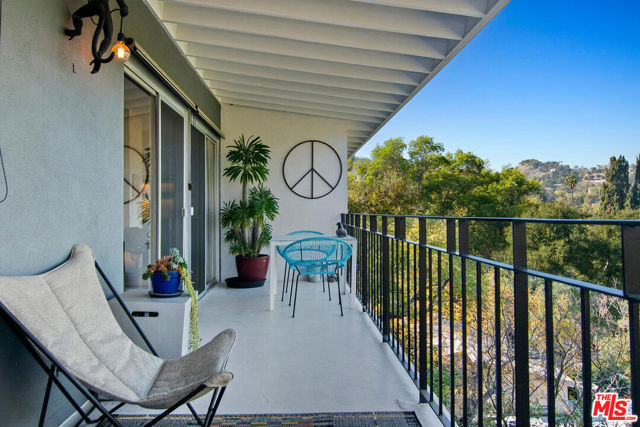 3631 Buena Park Drive, Studio City CA: https://media.crmls.org/mediaz/b3eaf2e4-0805-45d9-8de9-0d6226742352.jpg