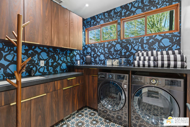 1189 N Rose Avenue, Palm Springs CA: https://media.crmls.org/mediaz/b3eb4083-a497-47a3-848c-2b8bbb50fadc.jpg