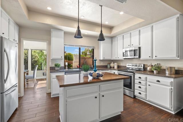 6 Cape Cod, Irvine CA: https://media.crmls.org/mediaz/b3ed009d-19d4-4b84-8eee-13c3413f9dee.jpg