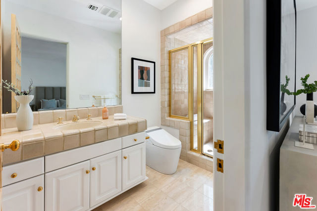 812 N Bedford Drive, Beverly Hills CA: https://media.crmls.org/mediaz/b3ed4dc5-2b13-4493-96da-1c12dd49c07a.jpg