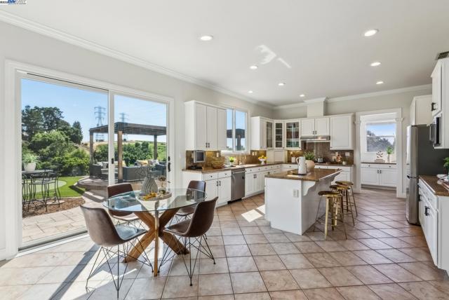 3879 Blackstone Ct, Castro Valley CA: https://media.crmls.org/mediaz/b3ed710e-1dbc-4adb-a432-25a6ac0db181.jpg