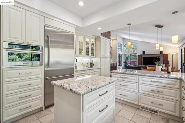1037 Silverhill Dr, Lafayette CA: https://media.crmls.org/mediaz/b3eda60f-08c1-48c1-a130-2307853d9acb.jpg