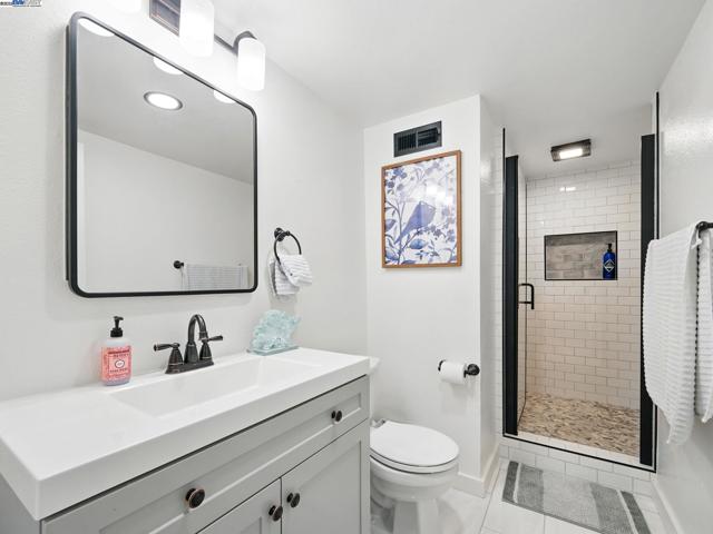 2323 Mastlands Dr, Oakland CA: https://media.crmls.org/mediaz/b3ee34c2-02a6-4e16-9c65-272957a8e685.jpg