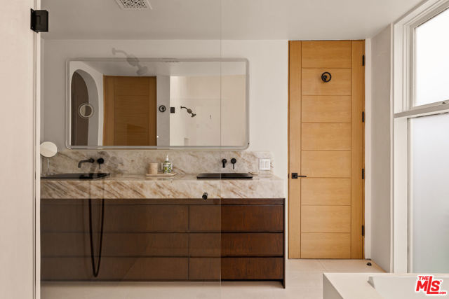 2341 Wilson Avenue, Venice CA: https://media.crmls.org/mediaz/b3ee49ee-1298-4847-8a7e-3f481e346a9e.jpg