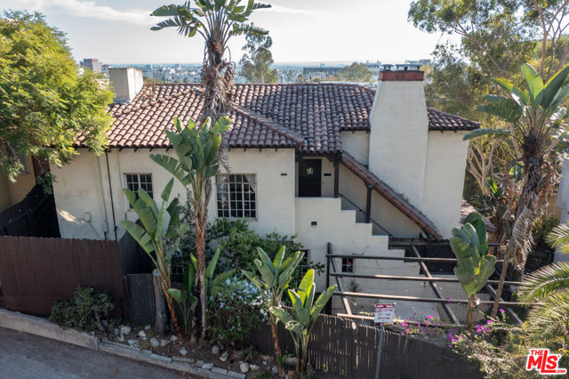 6686 Emmet Terrace, Los Angeles CA: https://media.crmls.org/mediaz/b3eefe48-3752-42ab-b37b-cf4fb5ec9ea1.jpg