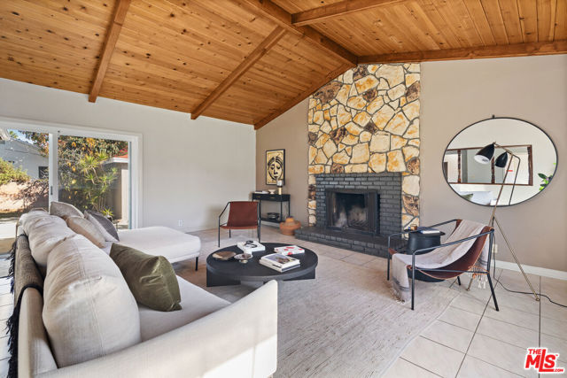 4242 Grand View Boulevard, Los Angeles CA: https://media.crmls.org/mediaz/b3f01783-8590-4034-b345-a3c1abc64232.jpg