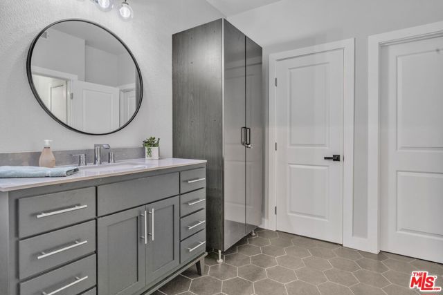 433 E Tamarack Avenue, Inglewood CA: https://media.crmls.org/mediaz/b3f03523-7d67-49c8-b928-9b1e143ea44c.jpg